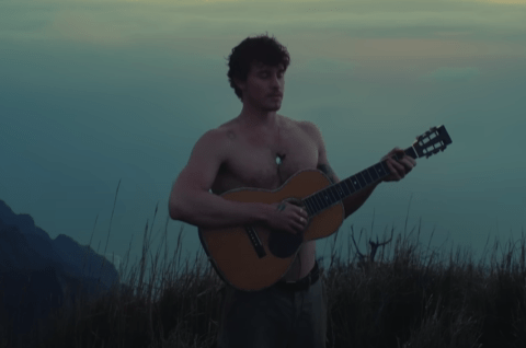 Shawn Mendes, foto by YouTube screnshoot from song The Mountain