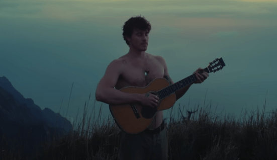 Shawn Mendes, foto by YouTube screnshoot from song The Mountain