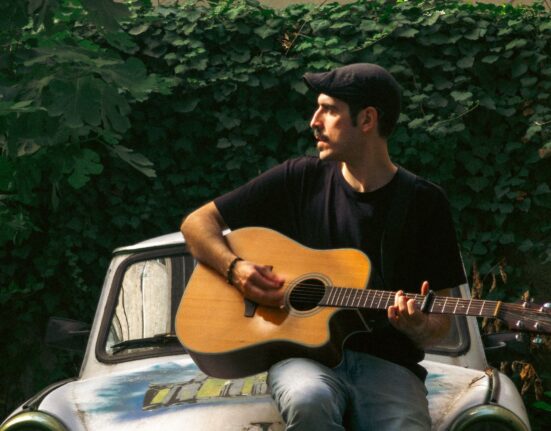 Seed Holden, promo foto