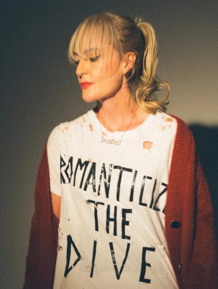 Metric - Romanticize The Dive