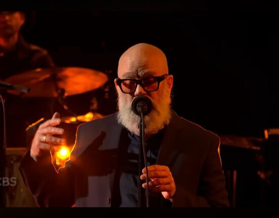 Michael Stipe u emisiji The Late Show with Stephen Colbert, foto: YouTube isječak ekrana